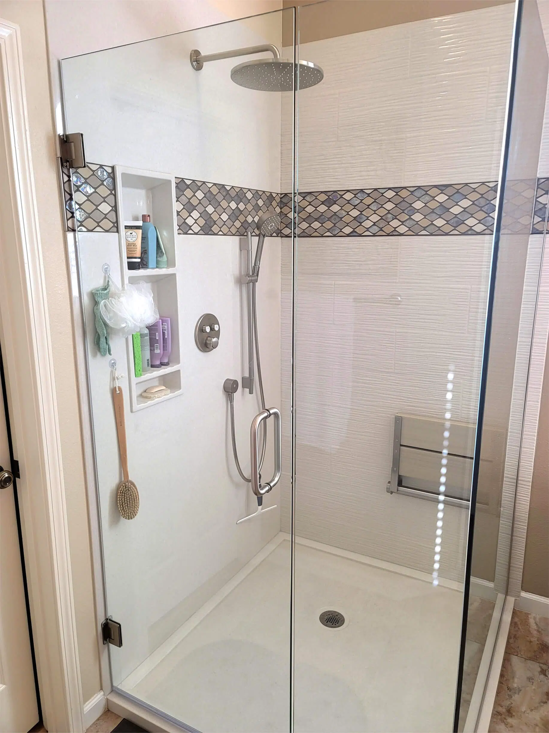 Onyx walk in shower with a tile inlay